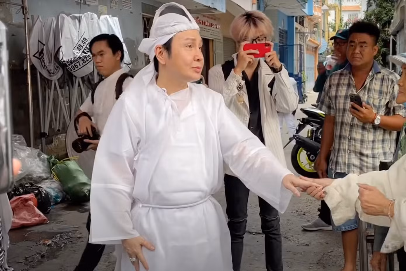 NSƯT Vũ Luân để tang NSƯT Vũ Linh.