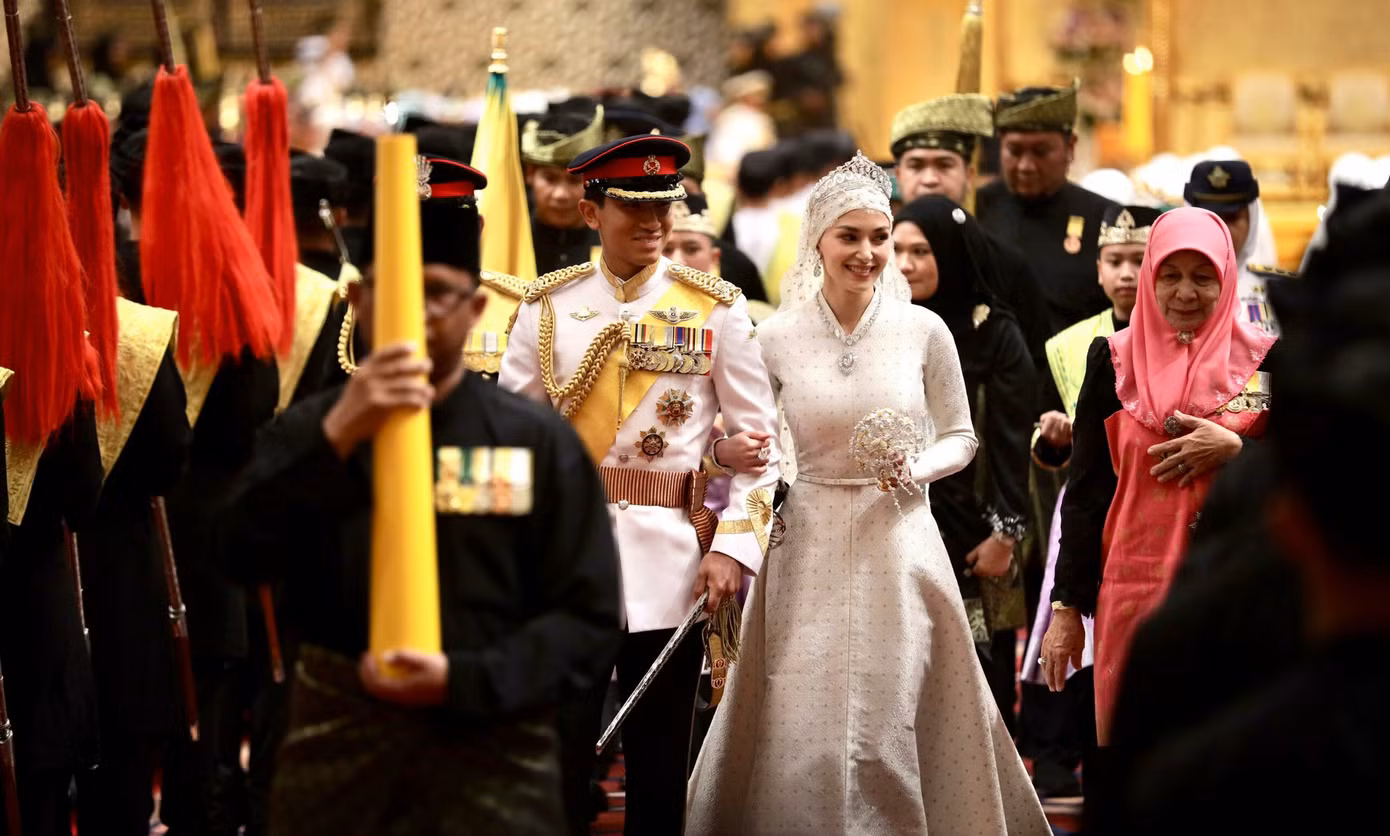 Tiệc cưới Hoàng gia Brunei có khoảng 5.000 khách tham dự, bao gồm thành viên hoàng gia của một số vương quốc như Jordan, Arab Saudi, Các tiểu vương quốc Arab Thống nhất, Bhutan... Tiệc còn có sự góp mặt của Thủ tướng Malaysia, Tổng thống Indonesia, Thủ tướng Singapore, Tổng thống Philippines...