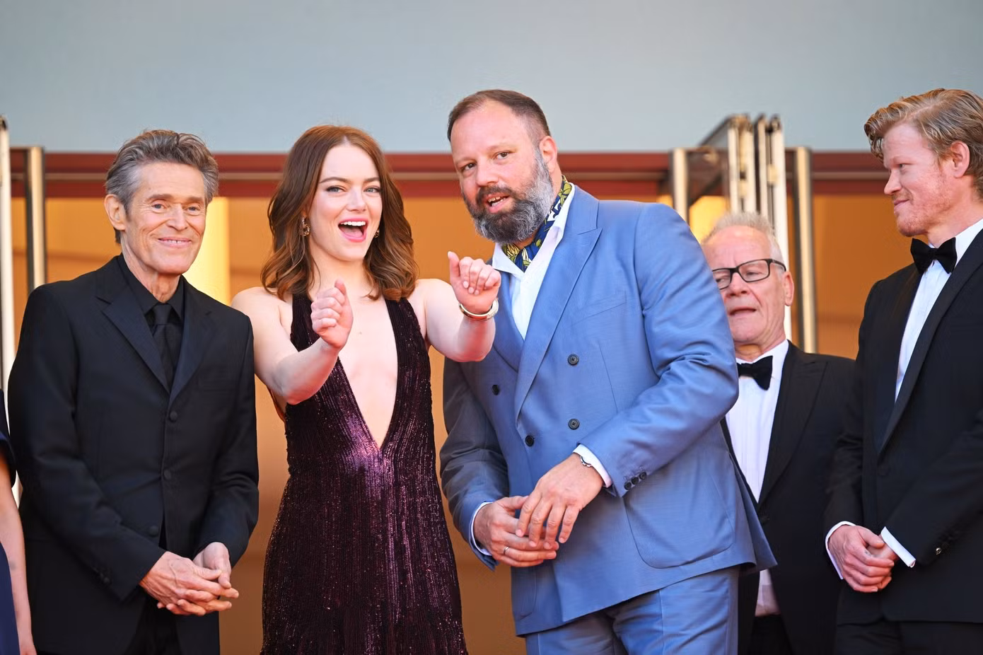 Ngày 17/5 (giờ Pháp), Liên hoan phim Cannes tổ chức buổi ra mắt phimKinds Of Kindness của Yorgos Lanthimos. Sau vai diễn đoạt giải Oscar, Emma Stone tiếp tục hợp tác với đạo diễn Poor Things. Stone có mặt từ sớm cùng ê-kíp để ra mắt truyền thông, giao lưu với khách mời.