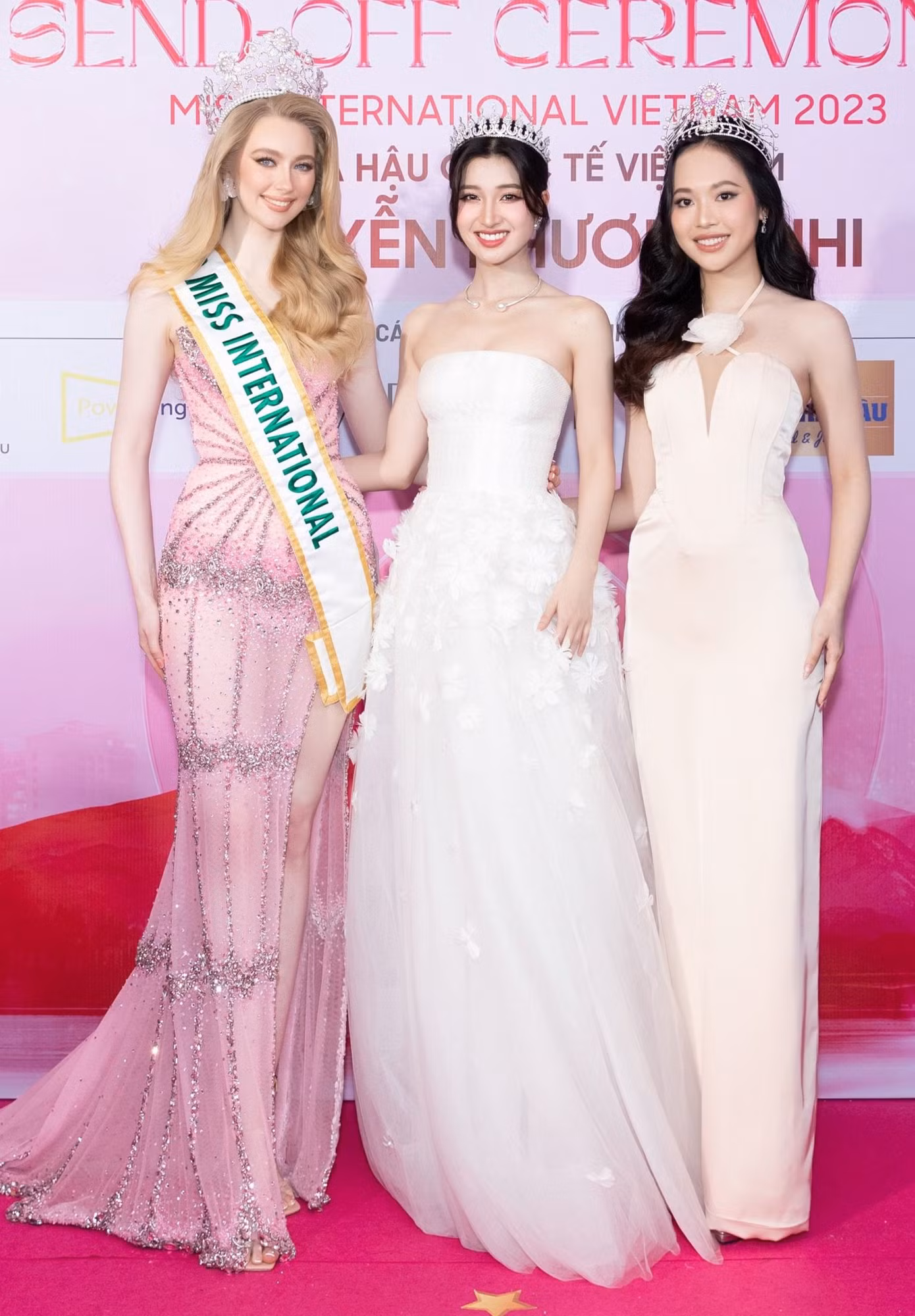 Á hậu Trịnh Thùy Linh đọ sắc cùng đương kim Hoa hậu Quốc tế và đại diện Việt Nam tại Miss International 2023. Sau khi bước ra từ cuộc thi Hoa hậu Việt Nam, Thùy Linh ngày càng thăng hạng nhan sắc, tham gia nhiều hoạt động cộng đồng, sự kiện sắc đẹp.