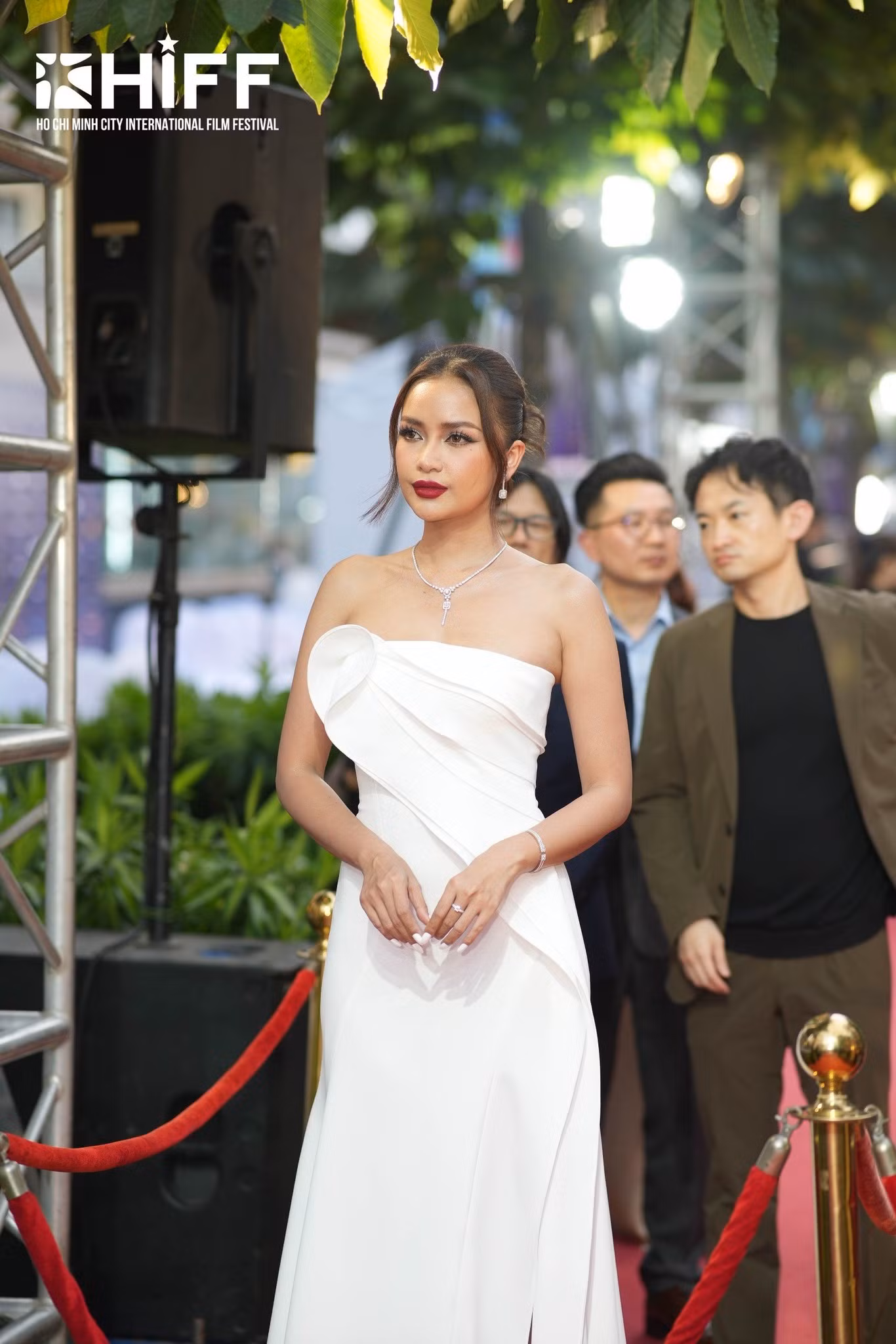 Hoa hậu Hoàn vũ Việt Nam 2022 diện thiết kế cúp ngực trắng để khoe dáng. Ngọc Châu khéo léo chọn vòng cổ ton-sur-ton với trang phục và son môi đậm làm điểm nhấn.