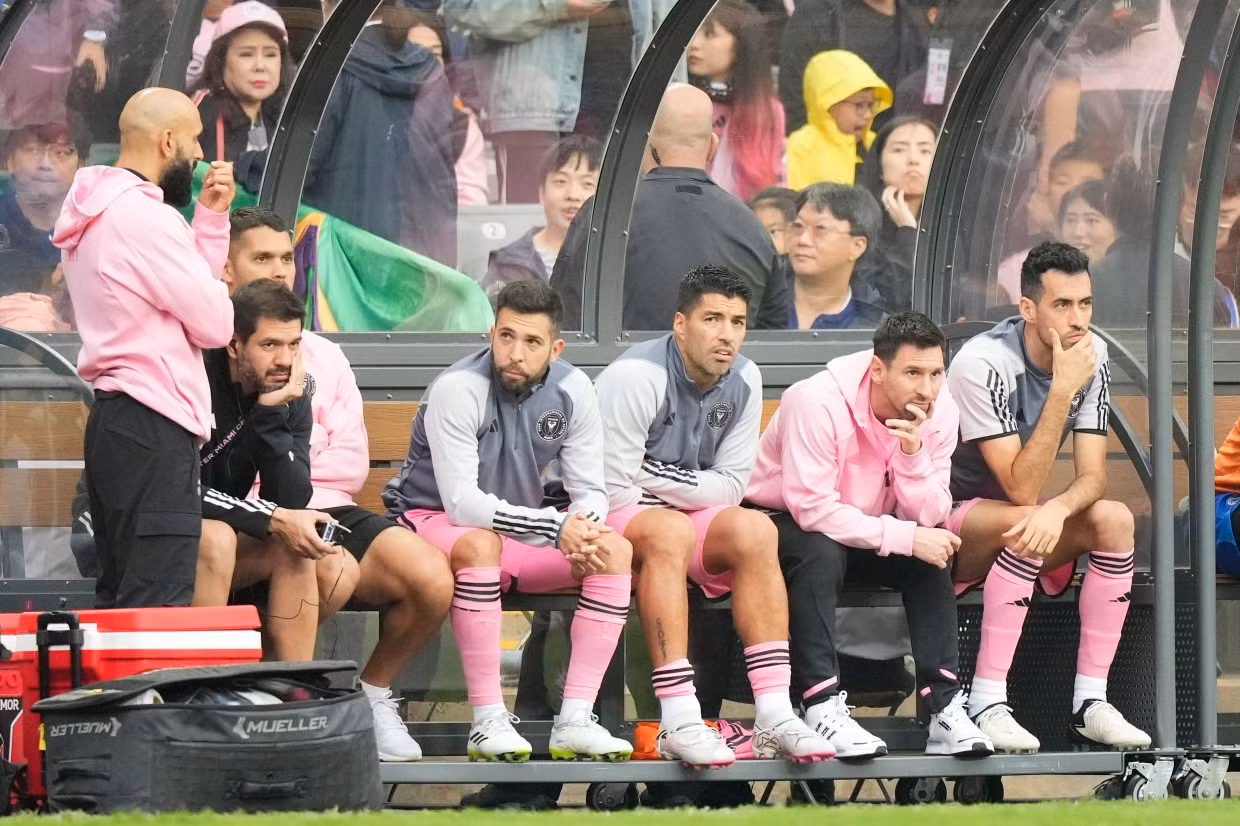 Khán giả la ó vì Messi chỉ ngồi ghế dự bị.