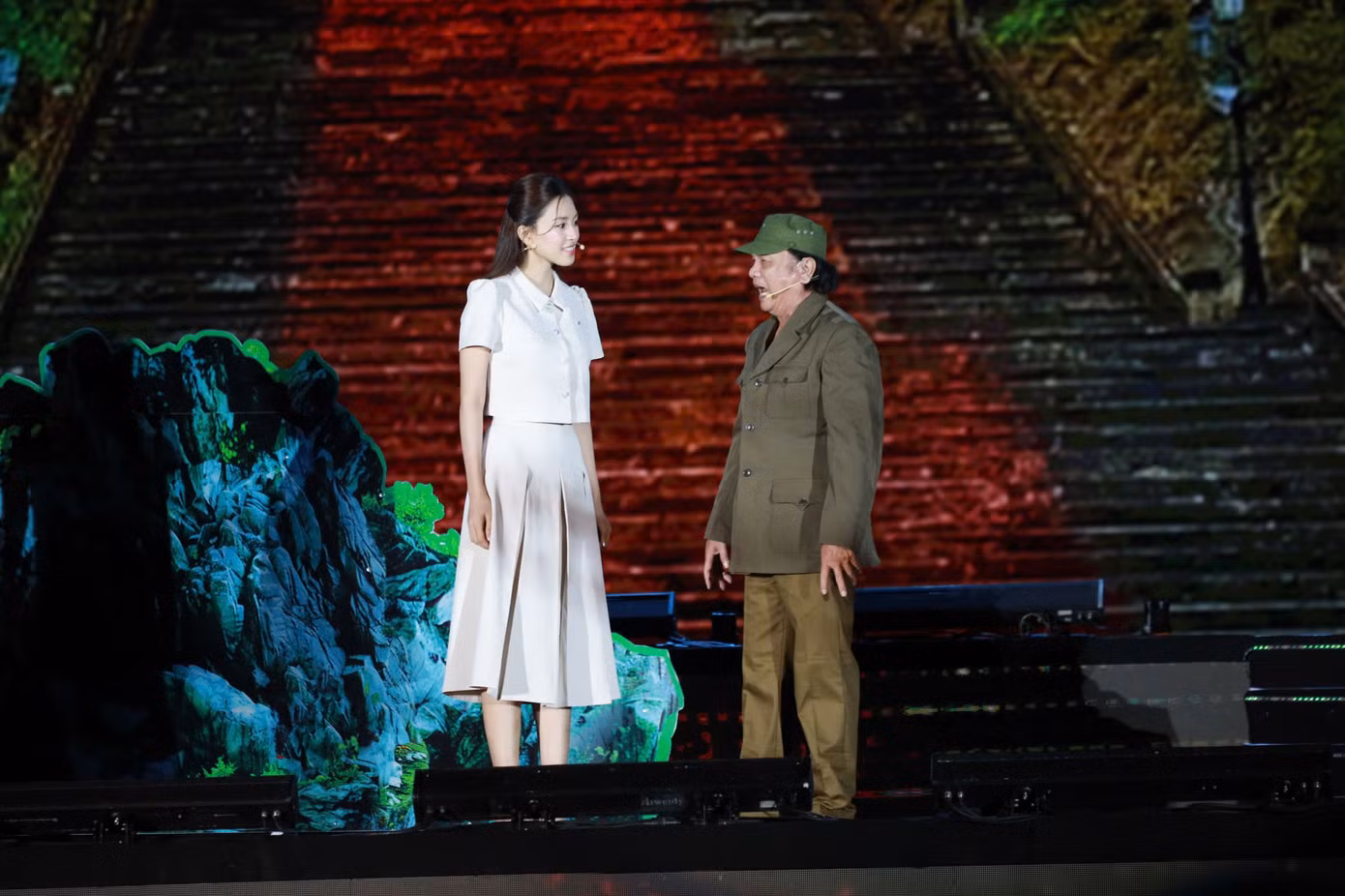 Tiểu Vy diễn kịch cùng diễn viên Quang Kỳ.