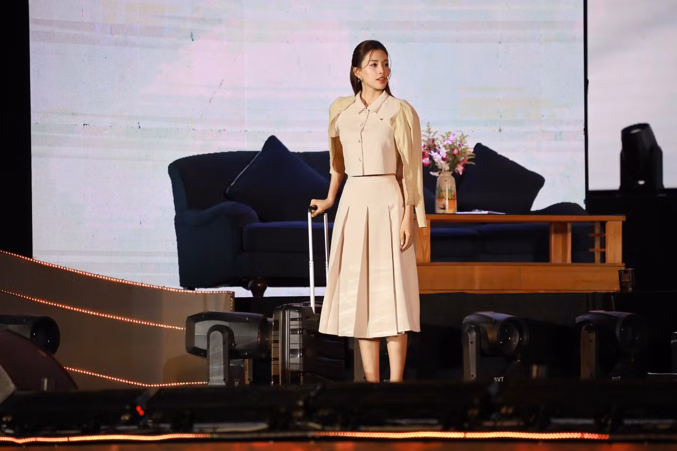 Tiểu Vy diễn kịch cùng diễn viên Quang Kỳ.