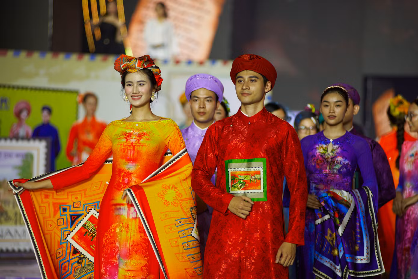 Áo dài với họa tiết, màu sắc nổi bật được Hoa hậu Ý Nhi và Nam vương Tuấn Ngọc diện tại buổi tổng duyệt.