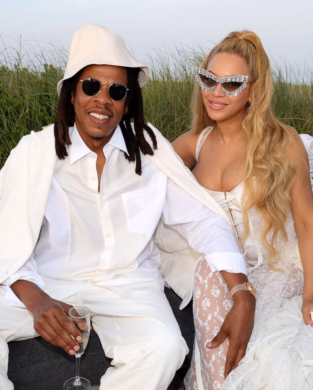 Rapper Jay-Z gây ấn tượng với kiểu tóc tết và kính đen. Trong khi đó, Beyonce tạo ấn tượng với phụ kiện kính mắt mèo đính đá.