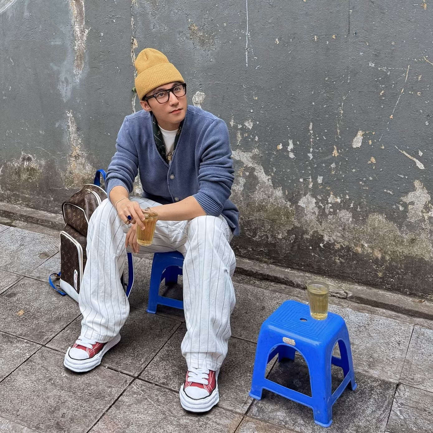 Khoảnh khắc Sơn Tùng uống trà đá tạo trào lưu trên mạng. Khoảnh khắc Sơn Tùng uống trà đá tạo trào lưu trên mạng.