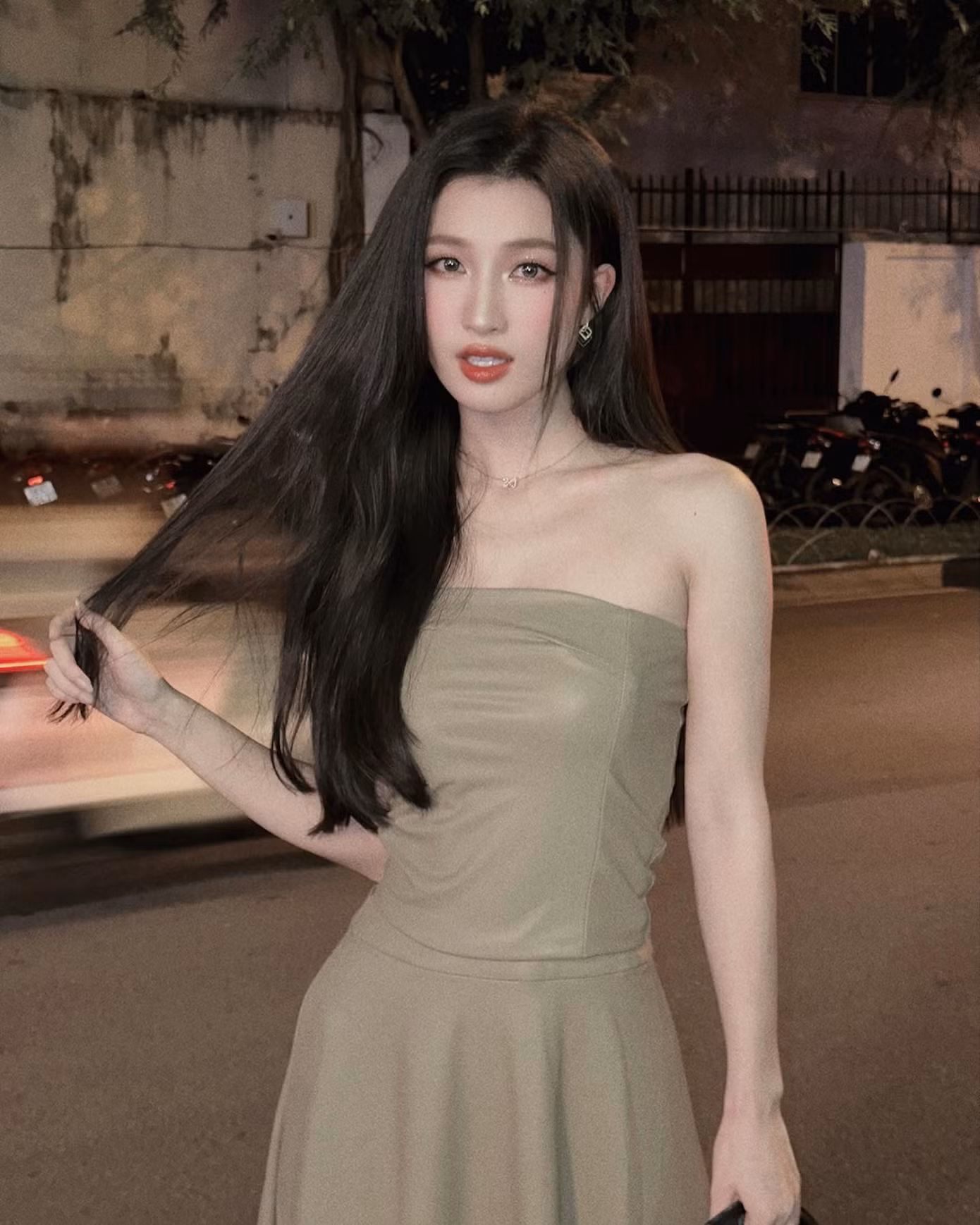 Vào buổi tối, Phương Nhi chọn phong cách gợi cảm nhưng thanh lịch với thiết kế váy quây màu trung tính. Cô nhấn vào phần trang điểm để tạo sự nổi bật.