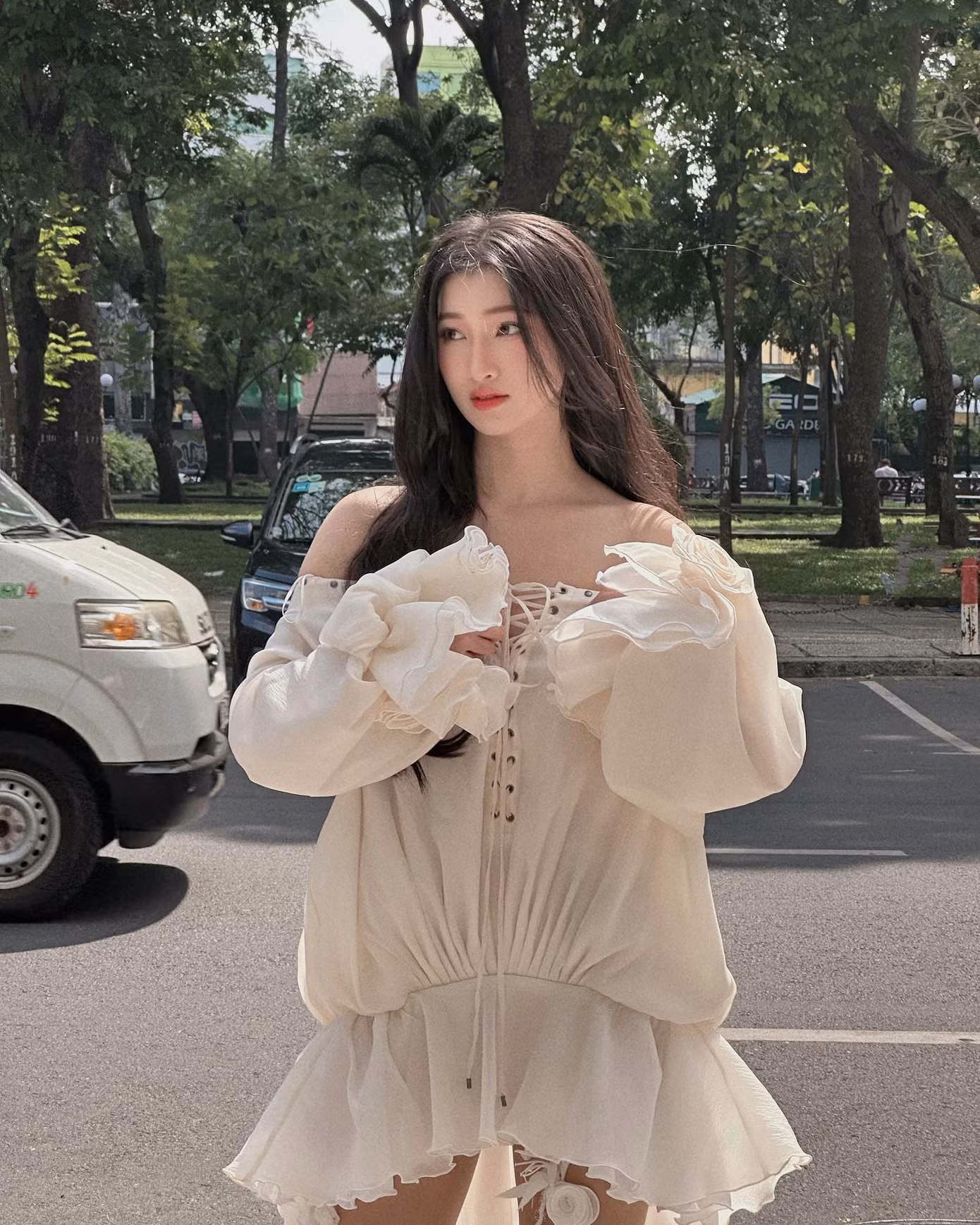Phương Nhi chuộng phong cách nhẹ nhàng khi xuống phố. Trang phục hơi hướm boho với chi tiết tay áo phồng. Phần váy xòe với nhiều nếp gấp giúp á hậu trông nữ tính.