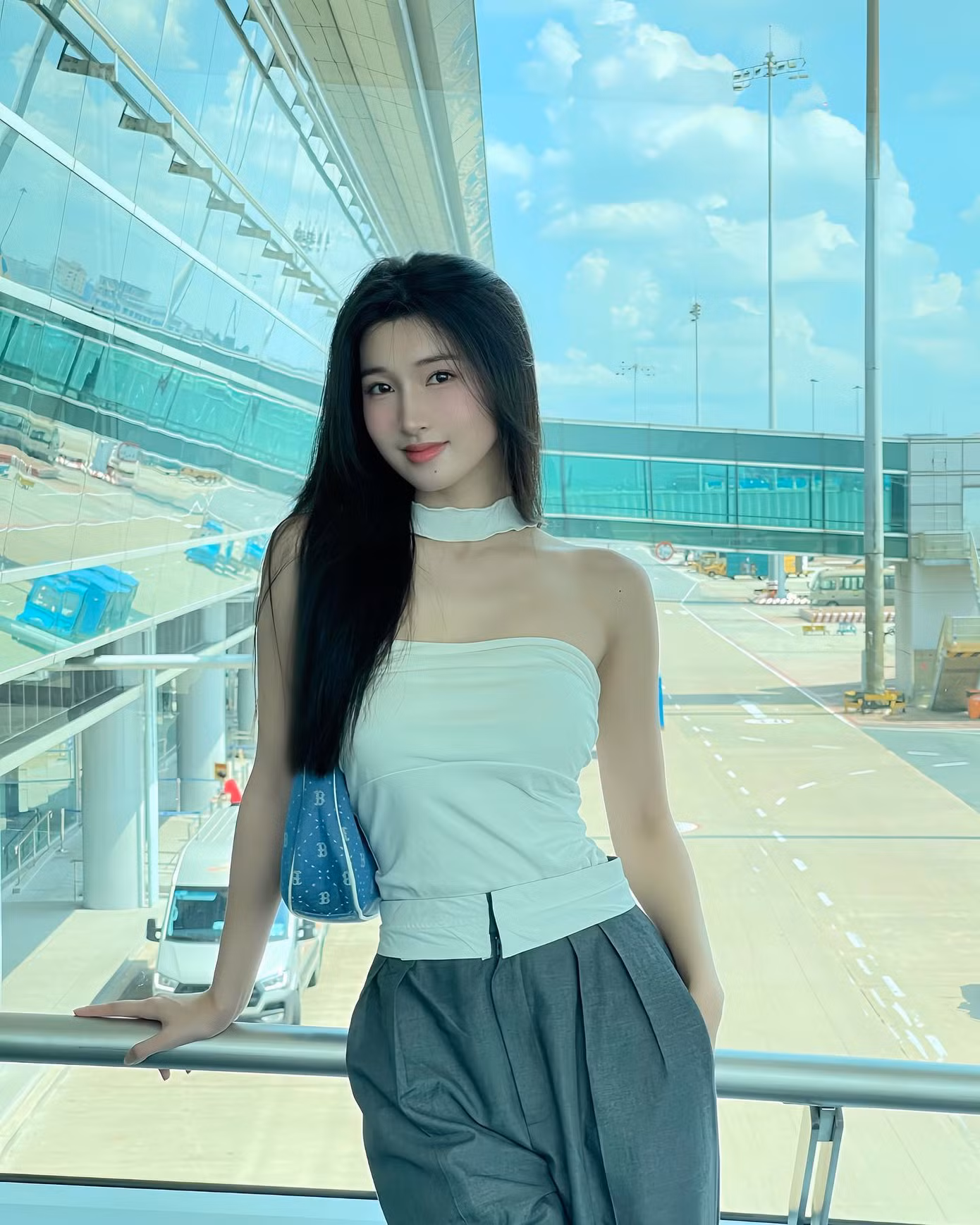 Thiết kế cúp ngực với điểm nhấn quanh cổ giúp Phương Nhi khoe khéo phần xương quai xanh. Cô tối giản cách trang điểm và làm tóc khi xuất hiện ở sân bay.