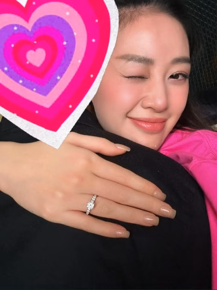 Nguồn tin cho biết chồng sắp cưới của Khánh Vân là nhiếp ảnh gia Nguyễn Long.
