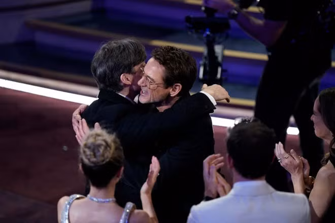 Cillian Murphy tiếp tục nhận được cái ôm từ Robert Downey Jr. trước khi lên sân khấu nhận giải Nam chính xuất sắc.