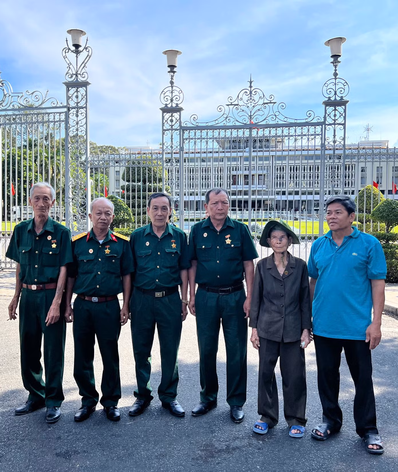 Cựu chiến binh đến thăm Dinh Độc Lập.