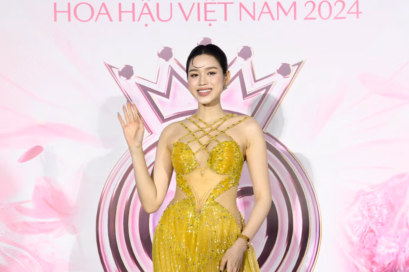 Hoa hậu Việt Nam 2020 khoe dáng với đầm xuyên thấu cầu kỳ, phom dáng cut-out. Thiết kế giúp người đẹp tôn lên vẻ quyến rũ. Cô chọn kiểu tóc búi, trang điểm nhẹ để tổng thể trang phục trông sang trọng.