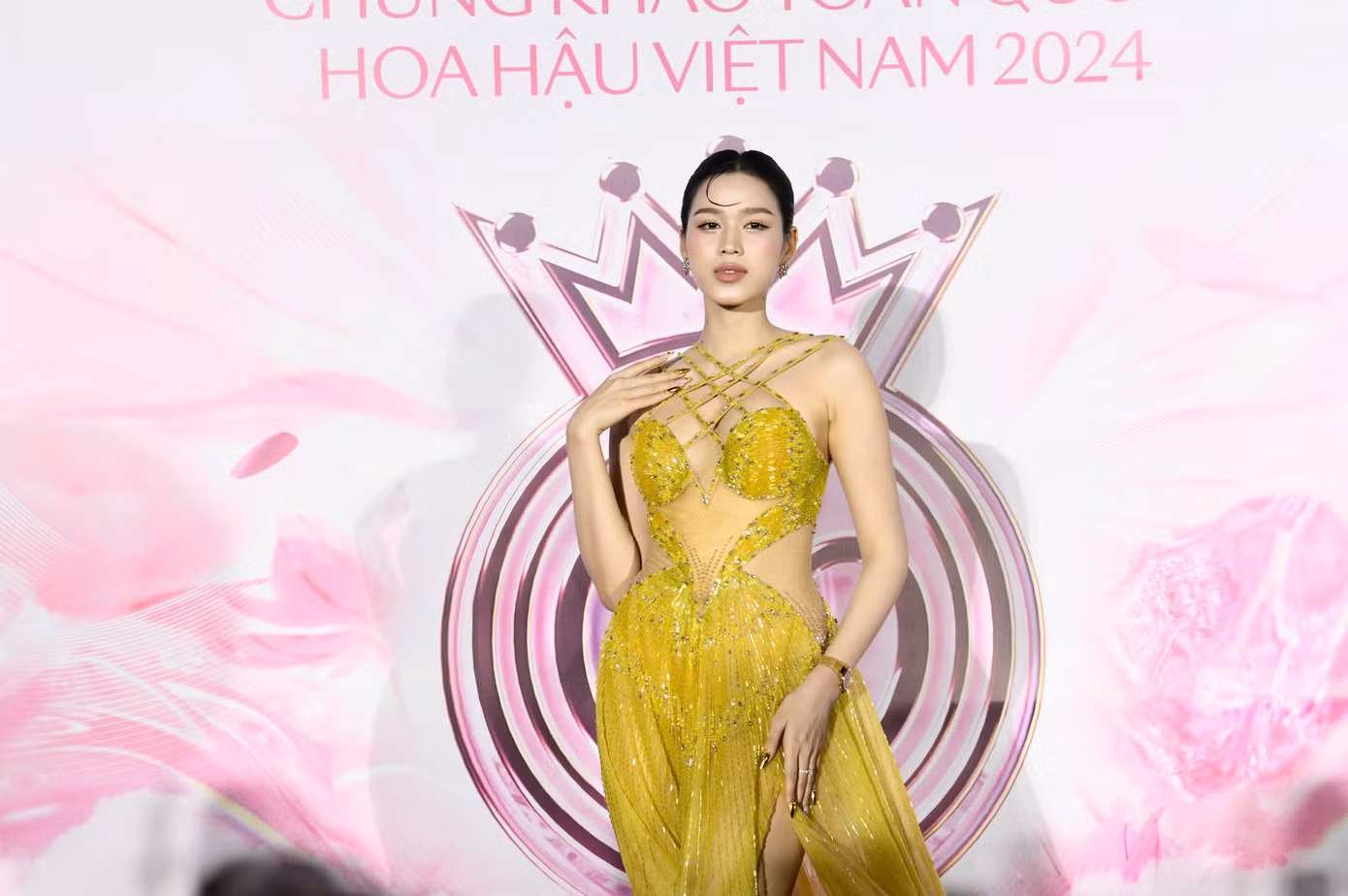Trên các diễn đàn, khán giả nhận xét Đỗ Thị Hà ngày càng thăng hạng nhan sắc.