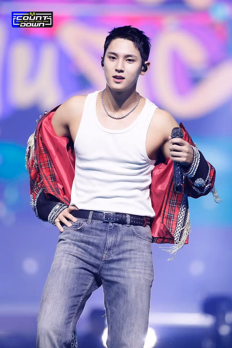 Nam ca sĩ được người hâm mộ gọi là "gấu bự" Kim Mingyu. Anh trở thành "chồng quốc dân" mới, được fan khen tài giỏi, điển trai. Gần đây, loạt video nam ca sĩ nấu ăn cho cả nhóm tiếp tục nhận bình luận khen ngợi.