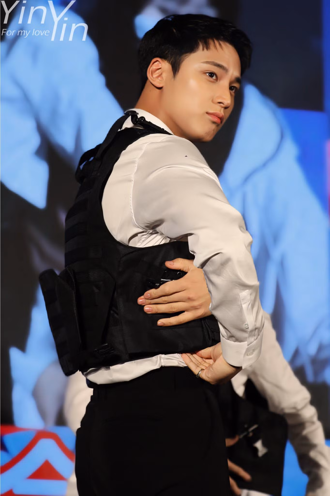 Mingyu trở thành thực tập sinh của Pledis năm 15 tuổi, lúc còn là học sinh trung học. Trong chương trình Nana Tour đang được khán giả quan tâm, nam idol nói mẹ là người thúc đẩy anh trở thành thần tượng. "Lúc đó, tôi khá nổi loạn, bà rất vất vả nuôi dạy tôi. Thậm chí bà đến nhà thờ cầu nguyện có nơi để tôi trưởng thành hơn. May mắn có Pledis tiếp nhận và giúp tôi có được hôm nay", Mingyu nói.