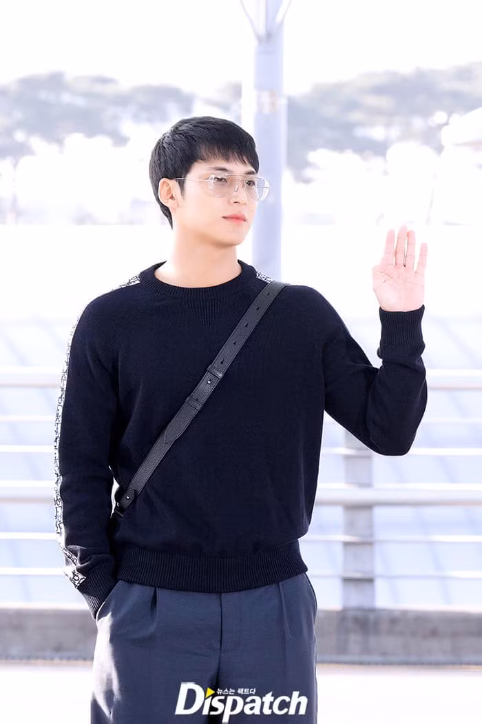 Mingyu sinh năm 1997, là thành viên nhóm SEVENTEEN. Nam ca sĩ có lượng fan đông nhất nhì nhóm nhạc nhờ ngoại hình nổi bật, chăm tương tác với người hâm mộ.
