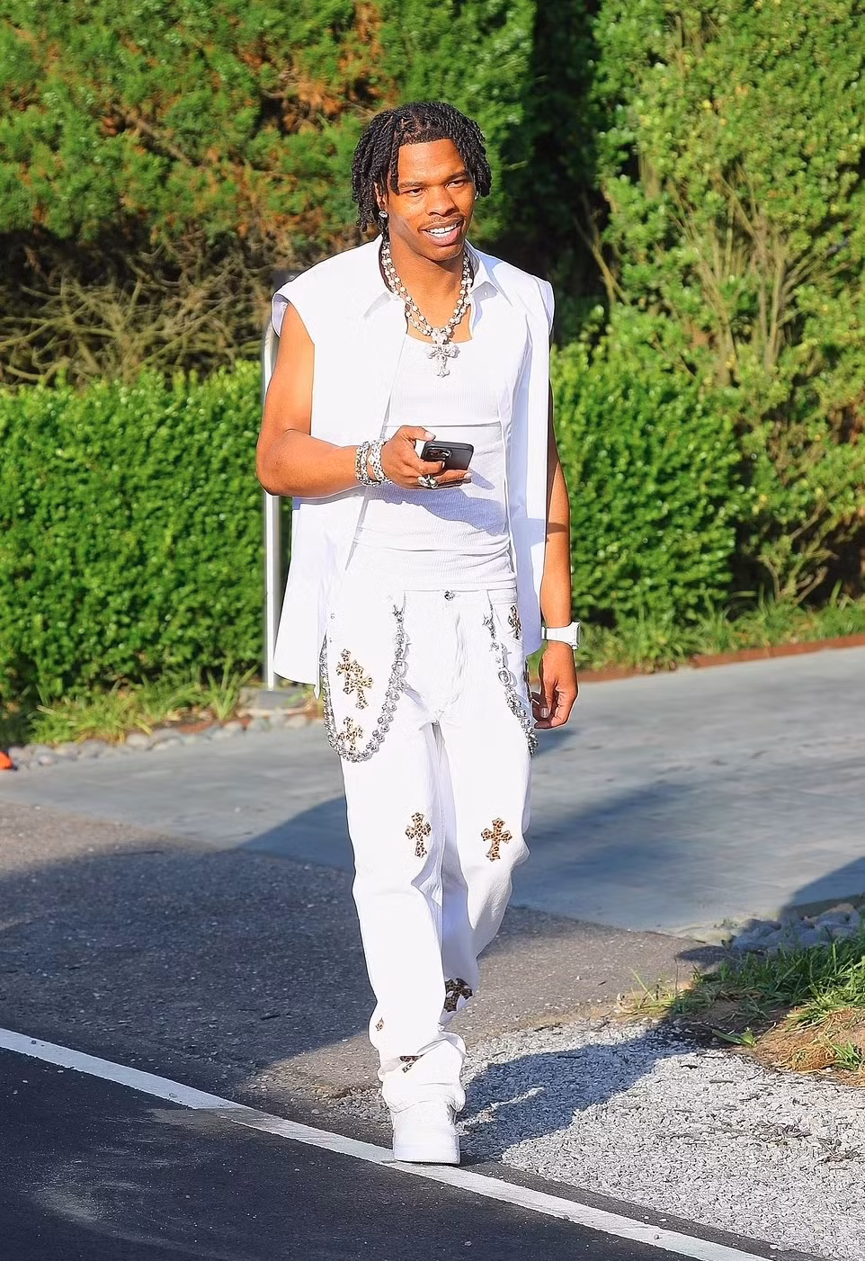 Rapper Lil Baby đến dạ tiệc trắng với trang phục đậm chất hip-hop. Nam ca sĩ gây ấn tượng với phụ kiện dây chuyền bạc bản to in hình thập tự, họa tiết Thánh giá trên trang phục.