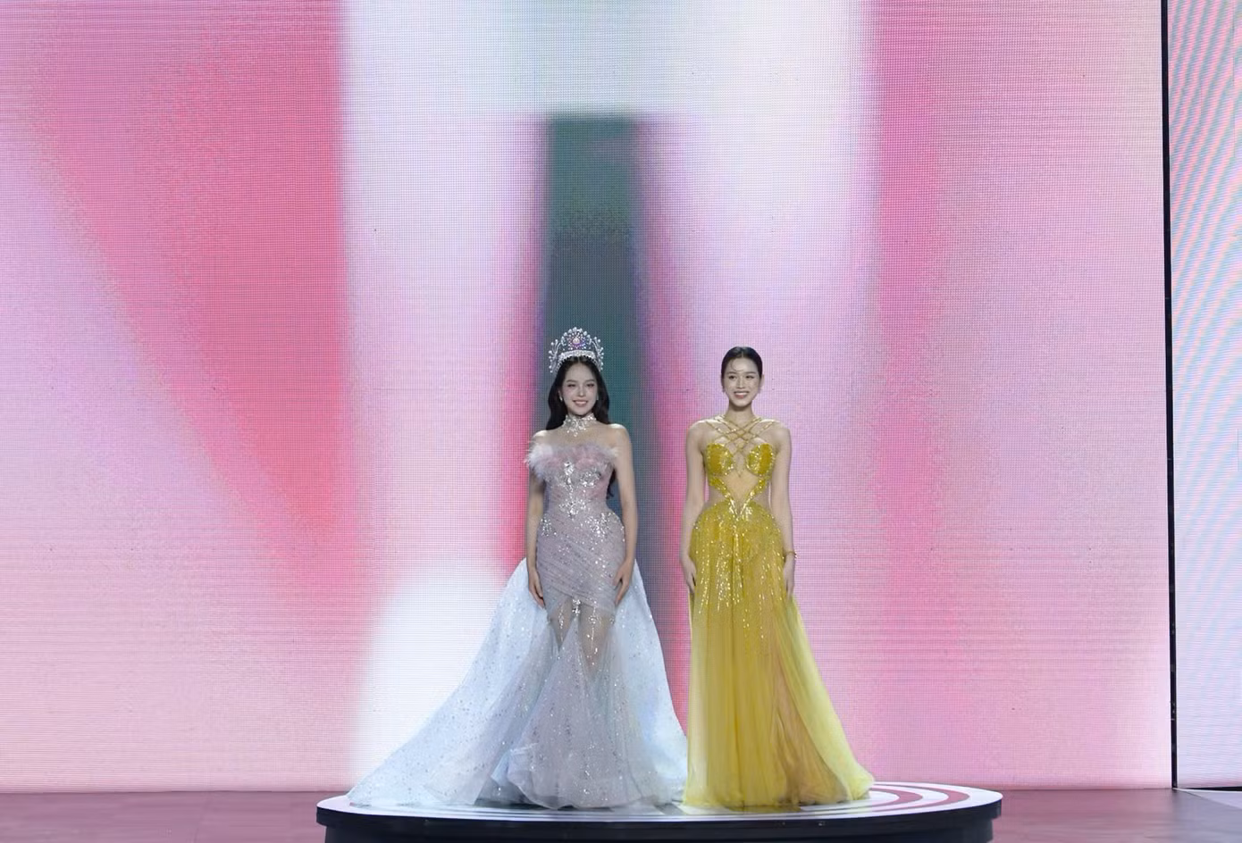 Đỗ Thị Hà và đương kim Hoa hậu Việt Nam Huỳnh Thị Thanh Thủy mở màn đêm chung khảo với tiết mục trình diễn ánh sáng. Hai "chánh cung" xuất hiện lộng lẫy, catwalk uyển chuyển tạo tiết mục mãn nhãn.