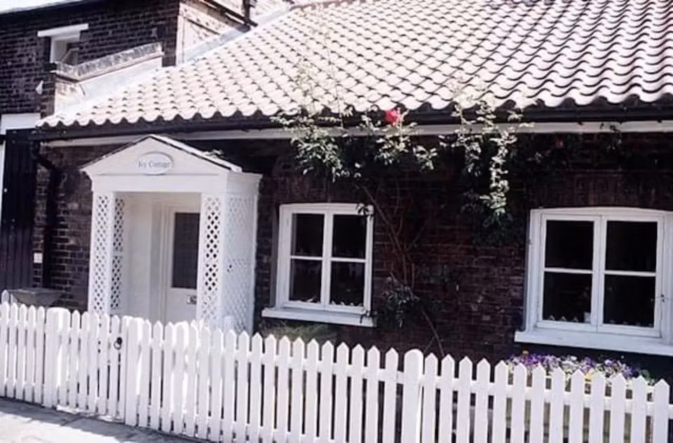 Công chúa Eugenie - con gái của Andrew và là cháu nội của Elizabeth II - đang ở Ivy Cottage trên khu đất thuộc Cung điện Kensington cùng chồng là Jack Brooksbank. Đây cũng là nơi nhà Công chúa xứ York ở khi tham gia lễ đăng cơ của Vua Charles.