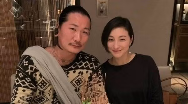 Jun Izutsu và Ryoko Hirosue trước khi vụ ngoại tình bị phanh phui.