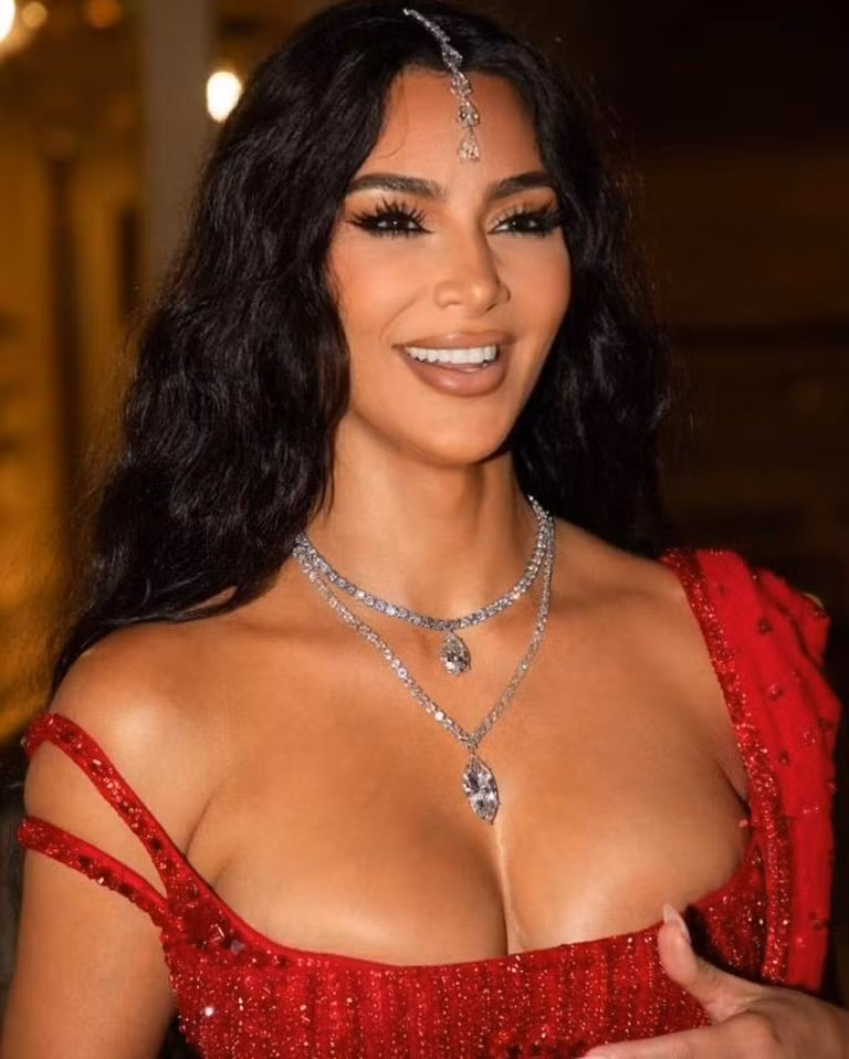 Bà mẹ bốn con còn chơi trội với nhẫn kim cương 8 carat, bên trên đính kim cương hình quả lê nặng 10 carat và viên kim cương vuông 5 carat. Trang sức trên đầu của Kim (thường gọi là maang tikka) đính nhiều viên kim cương hình quả lê và giọt nước nặng đến 28 carat.