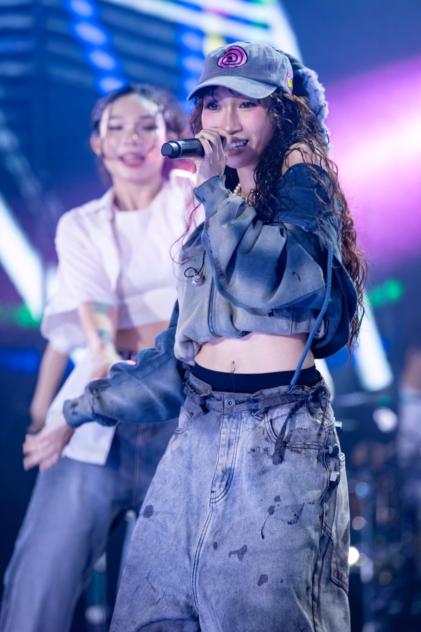 Ca sĩ Mỹ Anh trình diễn trên sân khấu với phong cách hip hop. Nữ ca sĩ khoe giọng và vũ đạo thông qua ca khúc Chẳng hề né tránh.