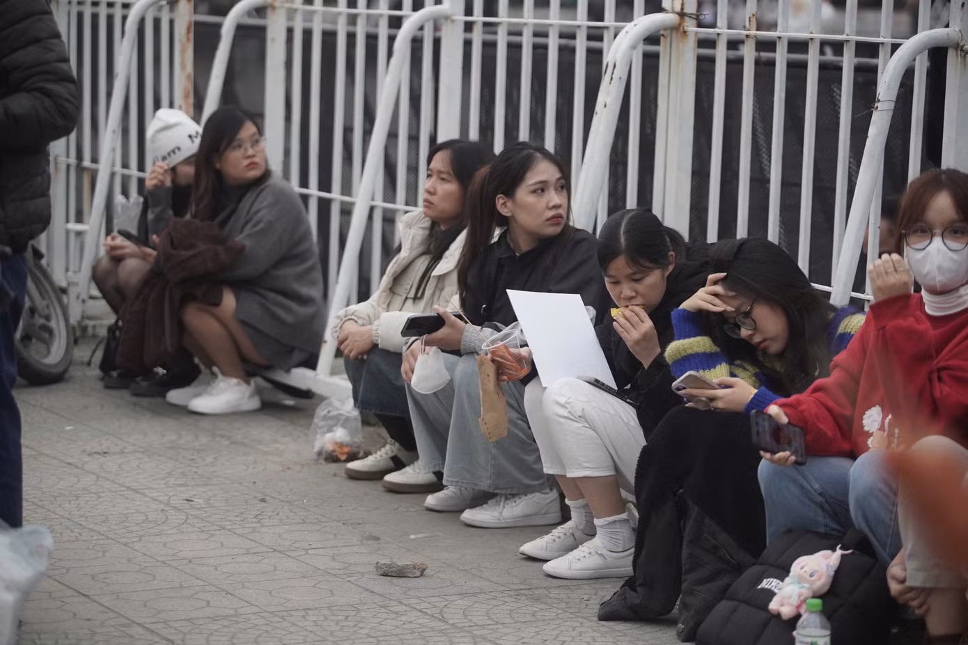 Hàng rào chắn trở thành ghế ngồi tạm của fan 30 anh trai.