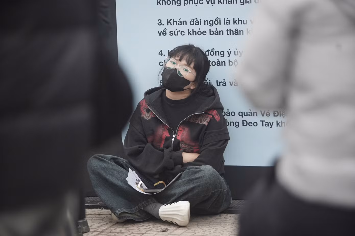Loạt ảnh ghi lại cảnh giới trẻ ngồi quanh khu vực gần chỗ check-in. Khi được hỏi về việc nhiều người bất chấp cái lạnh của thời tiết Hà Nội, xếp hàng từ 5h sáng ở sân Mỹ Đình, Lan Hương (24 tuổi, Tuyên Quang) nói đó là quyền tự do của mỗi người. "Tôi mua vé ngồi nên không áp lực chuyện xếp hàng. Các bạn xếp hàng từ 5h sáng chủ yếu là mua vé đứng, đến sớm để giành chỗ đẹp", cô nói.