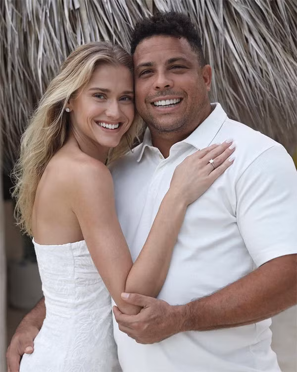 Thông tin Ronaldo Nazario cầu hôn thành công bạn gái kém 15 tuổi gây chú ý truyền thông những ngày qua. Người mẫu Celina Locks khoe nhẫn kim cương đeo ở ngón áp út cùng dòng trạng thái hạnh phúc: "Em đồng ý. Em yêu anh nhiều, Ronaldo của em".