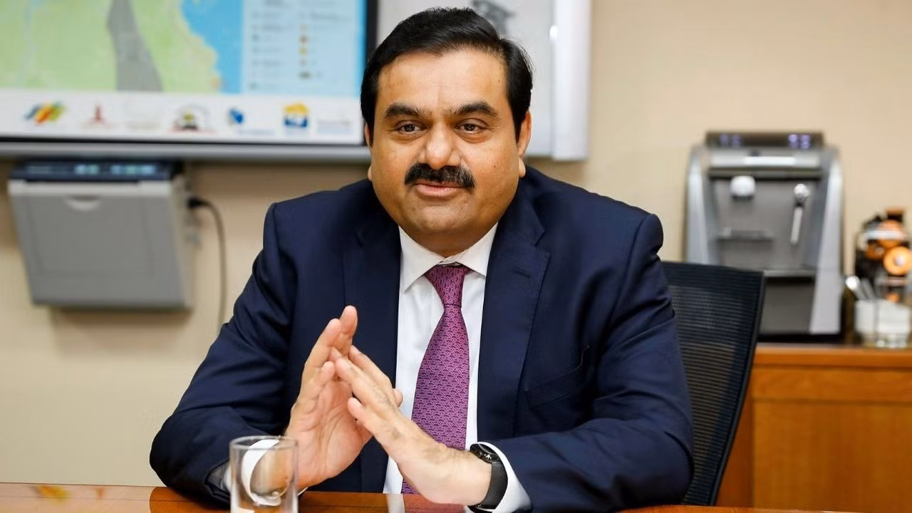 Năm 1988, ông thành lập công ty Adani Exports, tiền thân của Công ty cổ phần Adani Enterprises thuộc Tập đoàn Adani nổi tiếng Ấn Độ. Sau đó, ông Adani tiếp tục mua cảng thương mại Mundra - cảng biển tư nhân lớn nhất Ấn Độ, từng bước vươn mình trở thành tỷ phú châu Á và giàu nhất nhì thế giới.