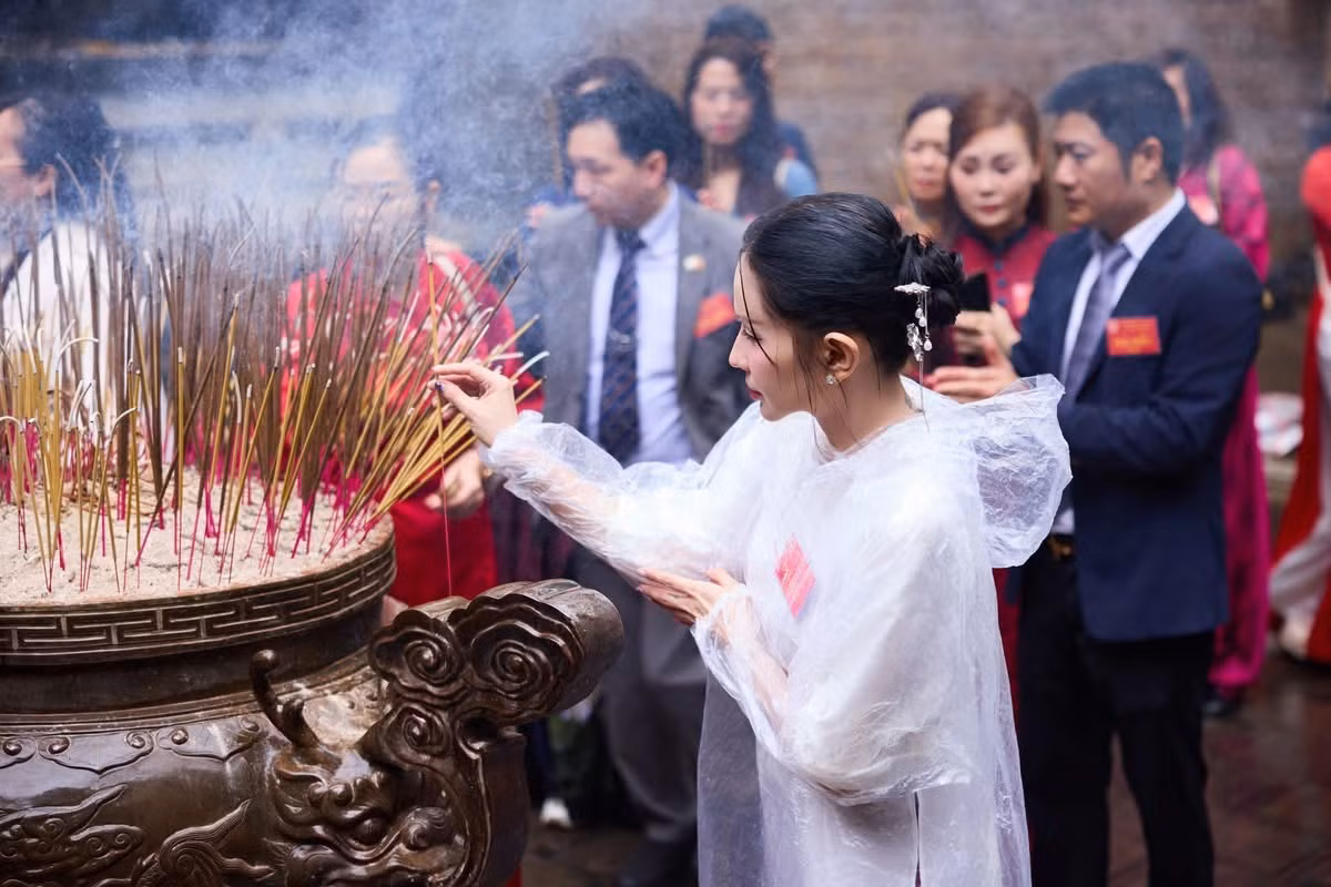 Nghệ sĩ và đoàn đại biểu tại TPHCM dâng hương lên các vị Vua Hùng. Dưới loạt ảnh viếng tại Khu di tích Lịch sử Đền Hùng, Khả Như viết hai câu thơ tưởng nhớ: "Dù ai đi ngược về xuôi/ Nhớ ngày giỗ Tổ mùng Mười tháng Ba" để
