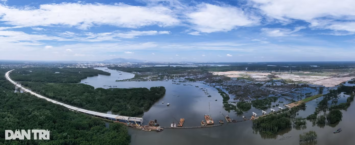Cao tốc Bến Lức - Long Thành cũng là dự án thành phần giúp khép kín Vành đai 3 TPHCM dự kiến sẽ khởi công vào cuối tuần này tại TP Thủ Đức (TPHCM), tạo động lực phát triển cho khu kinh tế Đông Nam Bộ trong tương lai.