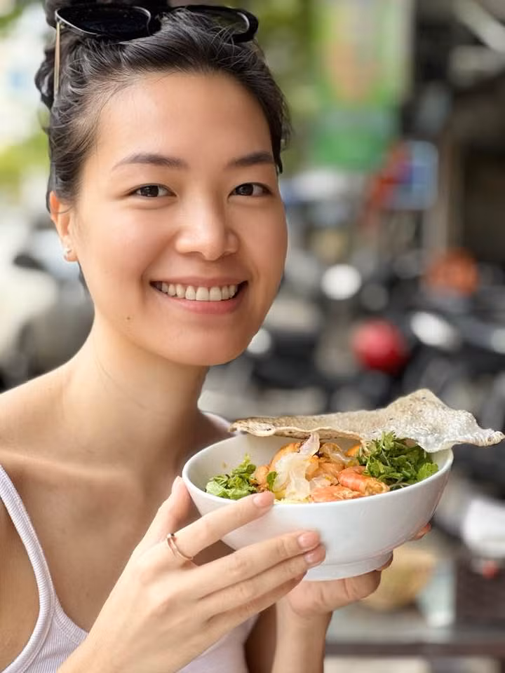 Thùy Dung vừa có dịp về quê nhà Đà Nẵng thăm gia đình. Hoa hậu Việt Nam 2008 thưởng thức món ngon quê nhà và khoe với cộng đồng mạng. "Về đến Đà Nẵng thì ăn liền tô mì quảng đơn giản nhưng thật ngon", cô viết trên trang cá nhân.