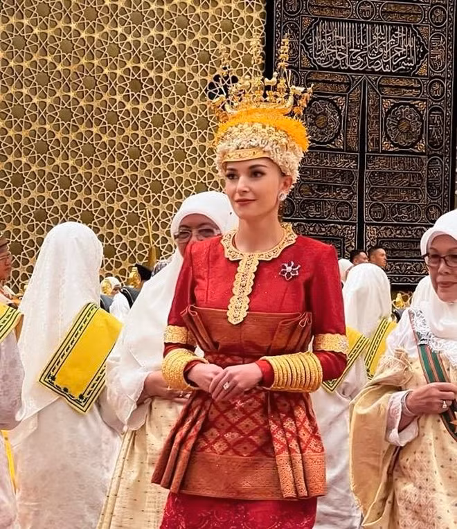 Hôn lễ của Hoàng tử Brunei và cháu gái cố vấn đặc biệt của nhà vua kéo dài 10 ngày, bắt đầu từ 7/1-16/1. Mateen là người con thứ 10, đồng thời là con trai thứ tư của Vua Hassanal Bolkiah. Dù đứng sau nhiều hoàng tử và có ít khả năng kế vị ngai vàng, Mateen được chú ý nhờ thành tích và ngoại hình nổi bật. Harper's Bazaar từng xếp Abdul Mateen đứng đầu trong danh sách Hoàng tử Brunei được khao khát nhất.