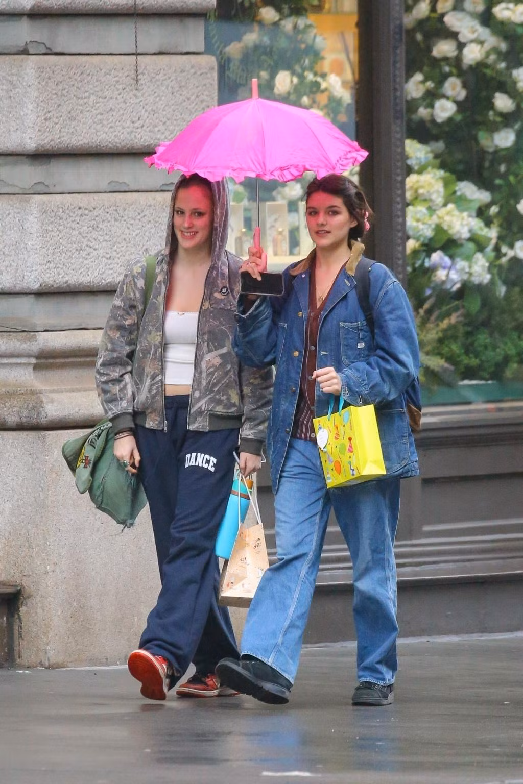 Ngày 18/4, Suri Cruise đón sinh nhật lần thứ 8 tại New York, Mỹ. Con gái của Tom Cruise được paparazzi ghi lại hình ảnh cùng bạn thân xuống phố trong ngày mưa.