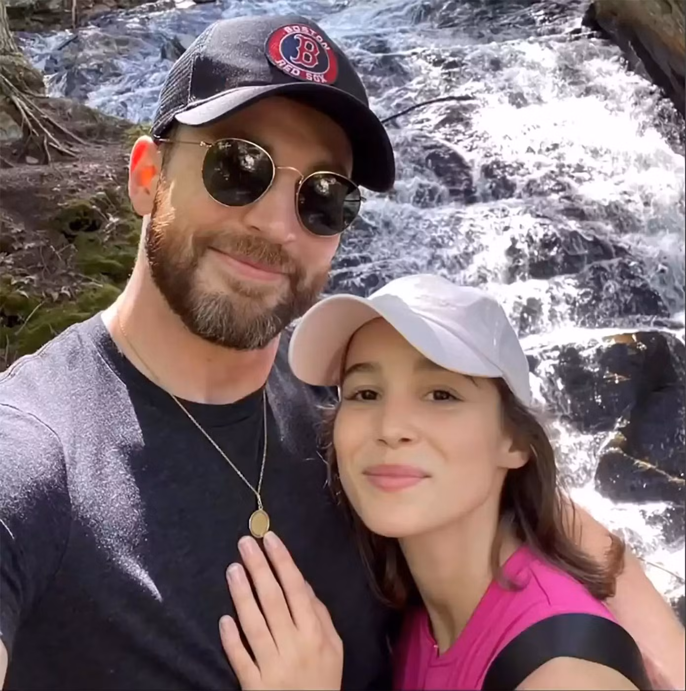 Chris Evans kỷ niệm Ngày lễ tình nhân bằng cách đăng lên trang cá nhân bức ảnh tình tứ chụp cùng bạn gái Alba Baptista. Đội trưởng Mỹ của loạt phim siêu anh hùng Marvel có ngày lễ lãng mạn bên người yêu bằng loạt ảnh ngoài trời, đi bộ đường dài, hôn nhau lãng mạn.