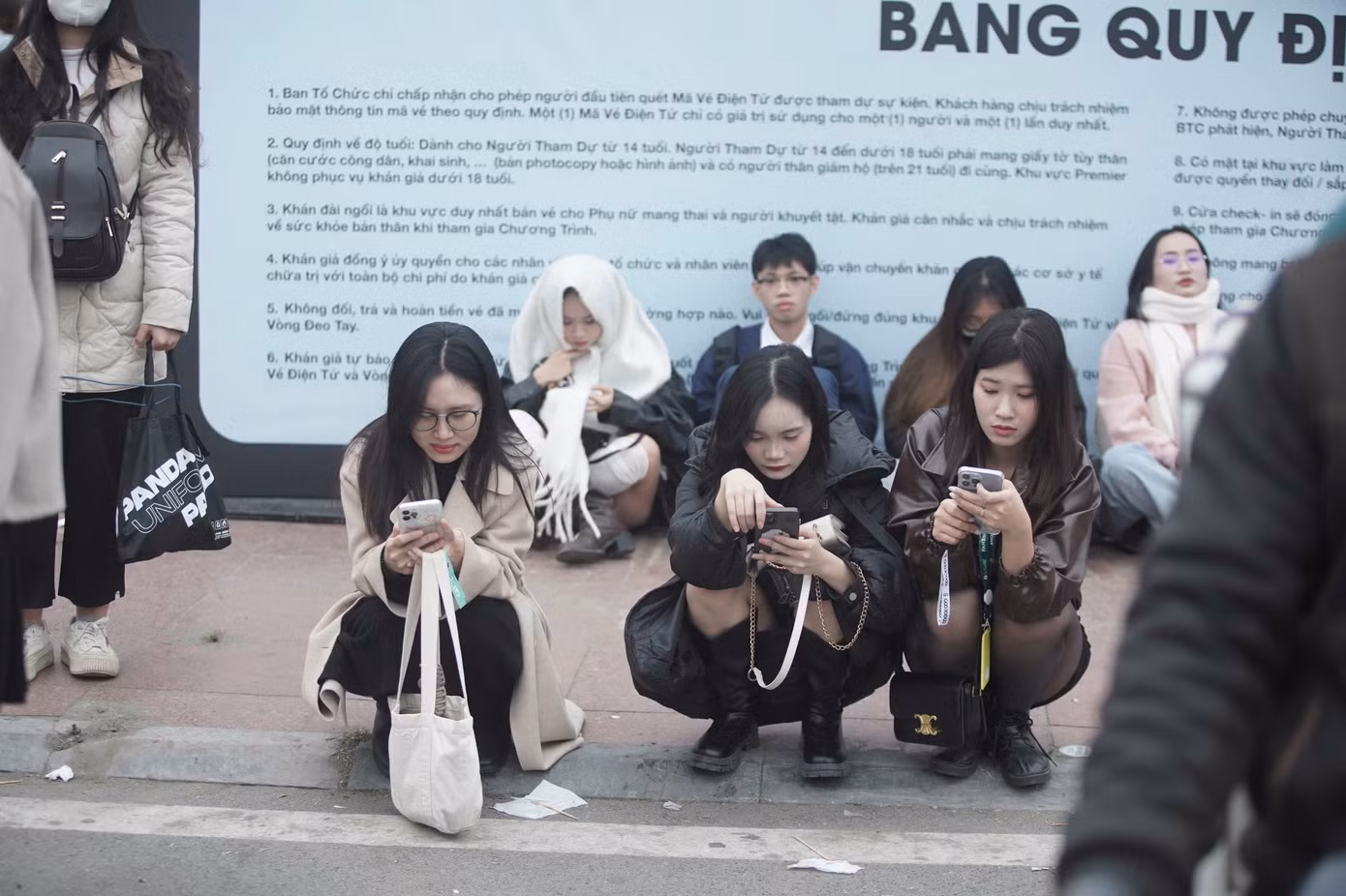 Sau khi đổ về sân vận động Mỹ Đình, giới trẻ ngồi quanh khu vực ngoài sân khấu, chờ thêm hai tiếng để vào trong xem concert Anh trai say hi.