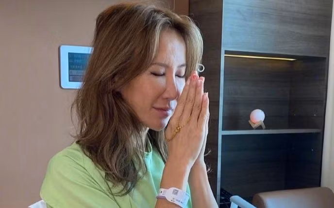 Nữ ca sĩ sống ly thân chồng hai năm, âm thầm chống chọi bệnh tật.