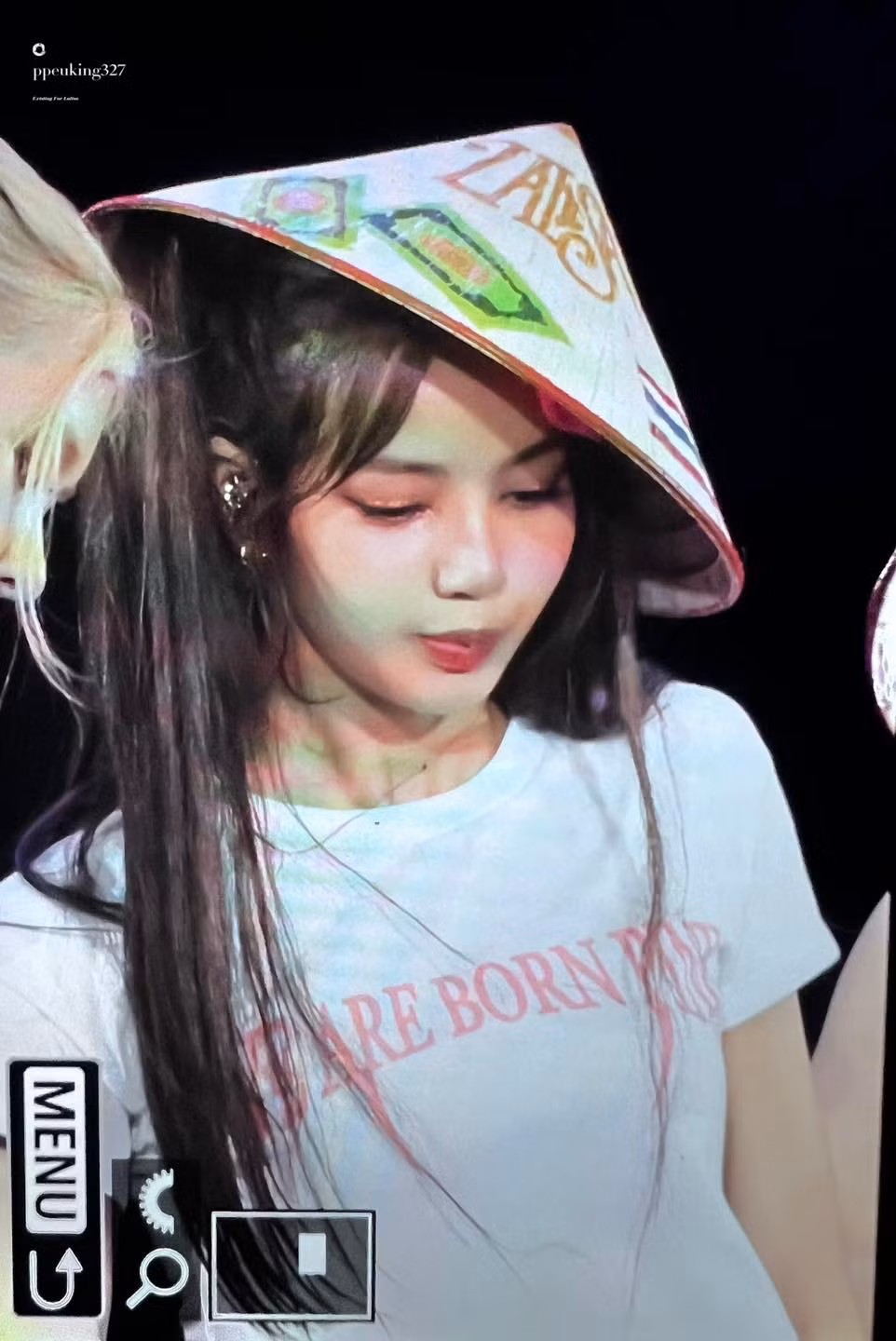BlackPink thành công khi nói về phở, bánh mì và liên tục hỏi thăm fan bằng tiếng Việt trong suốt buổi diễn.