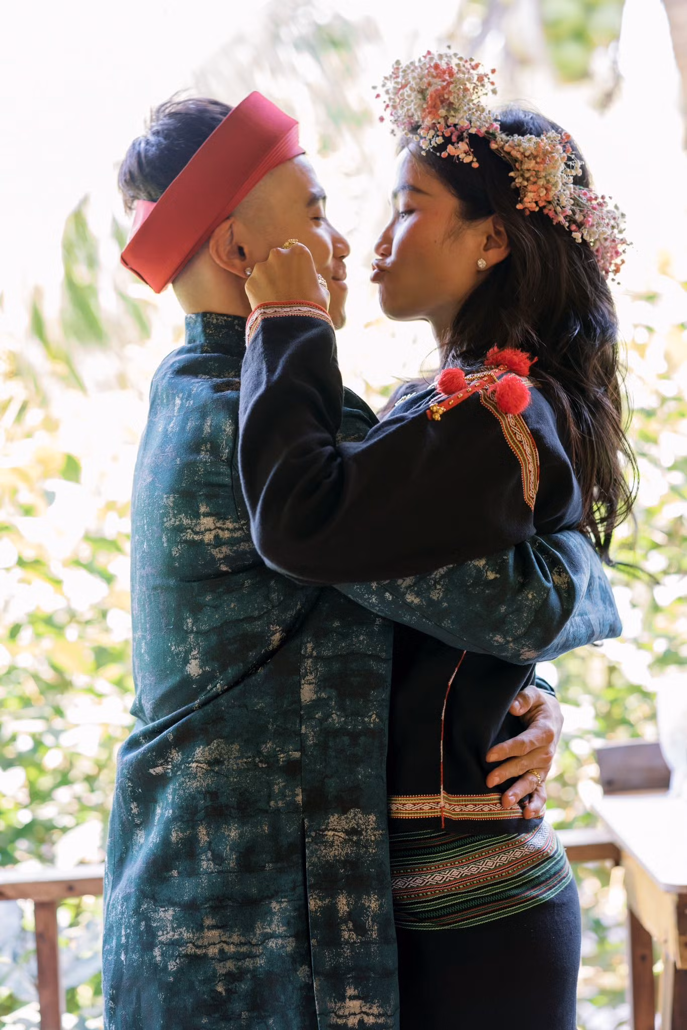 Nhiếp ảnh gia và bạn gái yêu nhau 7 năm, trải qua nhiều sóng gió trước khi về chung nhà. Dịp Valentine, Hoa hậu Hoàn vũ Việt Nam 2017 chia sẻ cô và Tuấn Khôi đã đăng ký kết hôn. Cô cũng cho biết đã chuẩn bị tâm lý làm vợ, học cách nhường nhịn, yêu thương và sẵn sàng làm mẹ.