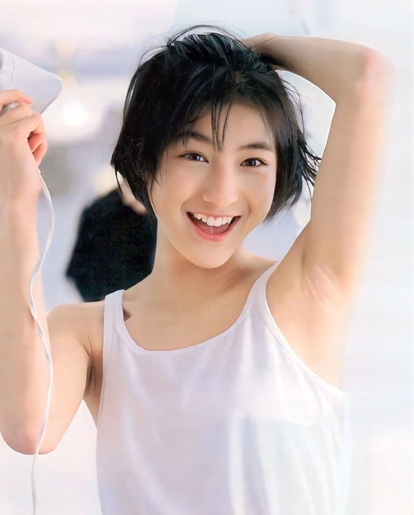 Hình ảnh ngọc nữ trong sáng của Ryoko Hirosue bị hủy hoại.