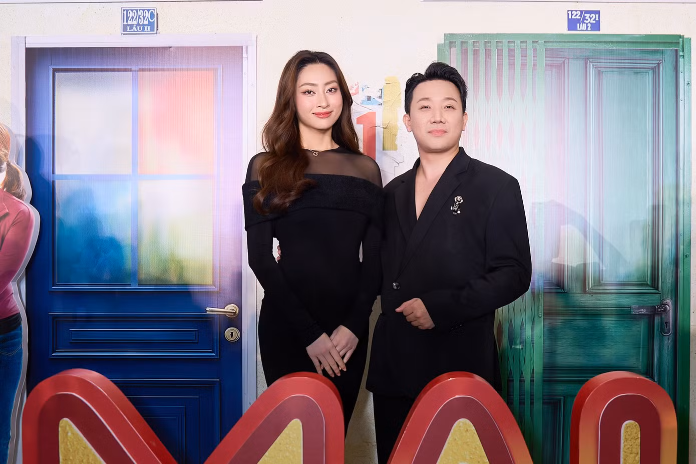 Hoa hậu Lương Thùy Linh với phong cách trưởng thành. Cô khoe khéo đôi vai với trang phục có chất liệu ren.
