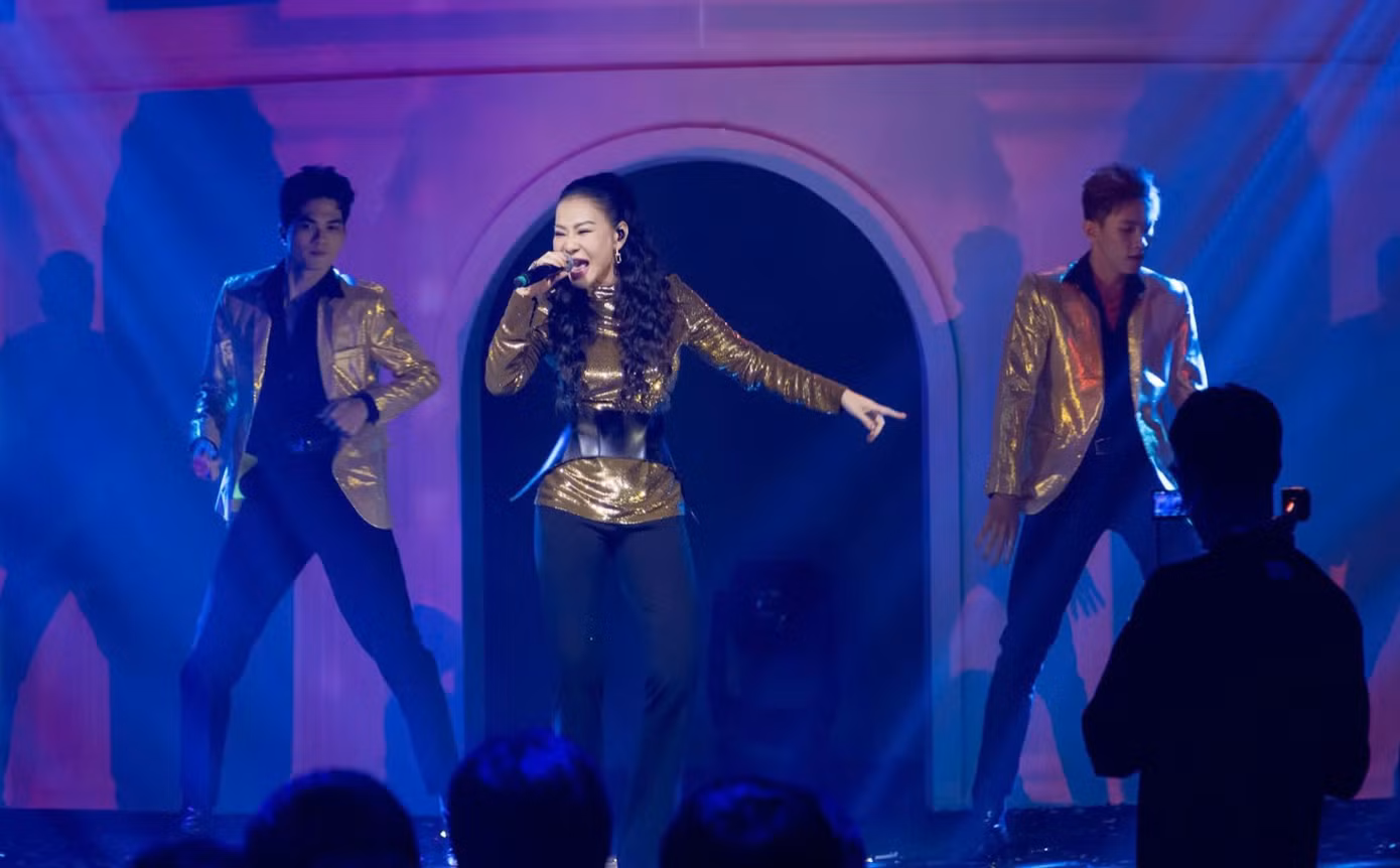 Thu Minh đắt show sau khi giành quán quân chương trình Bài hát của chúng ta. Khán giả thích thú khi đêm nhạc góp mặt hai nghệ sĩ của Our Song là Thanh Hà và Thu Minh. Nữ ca sĩ diện trang phục bó sát trên sân khấu khi thể hiện ca khúc Đường cong.