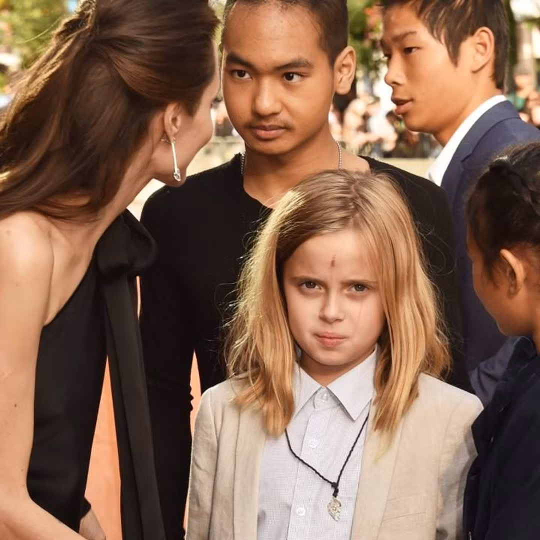 Vivienne nhiều lần tỏ thái độ không mấy vui vẻ trước paparazzi. Cô bé ngại tiếp xúc ống kính, nhiều lần nép sau mẹ khi bị chụp ảnh.