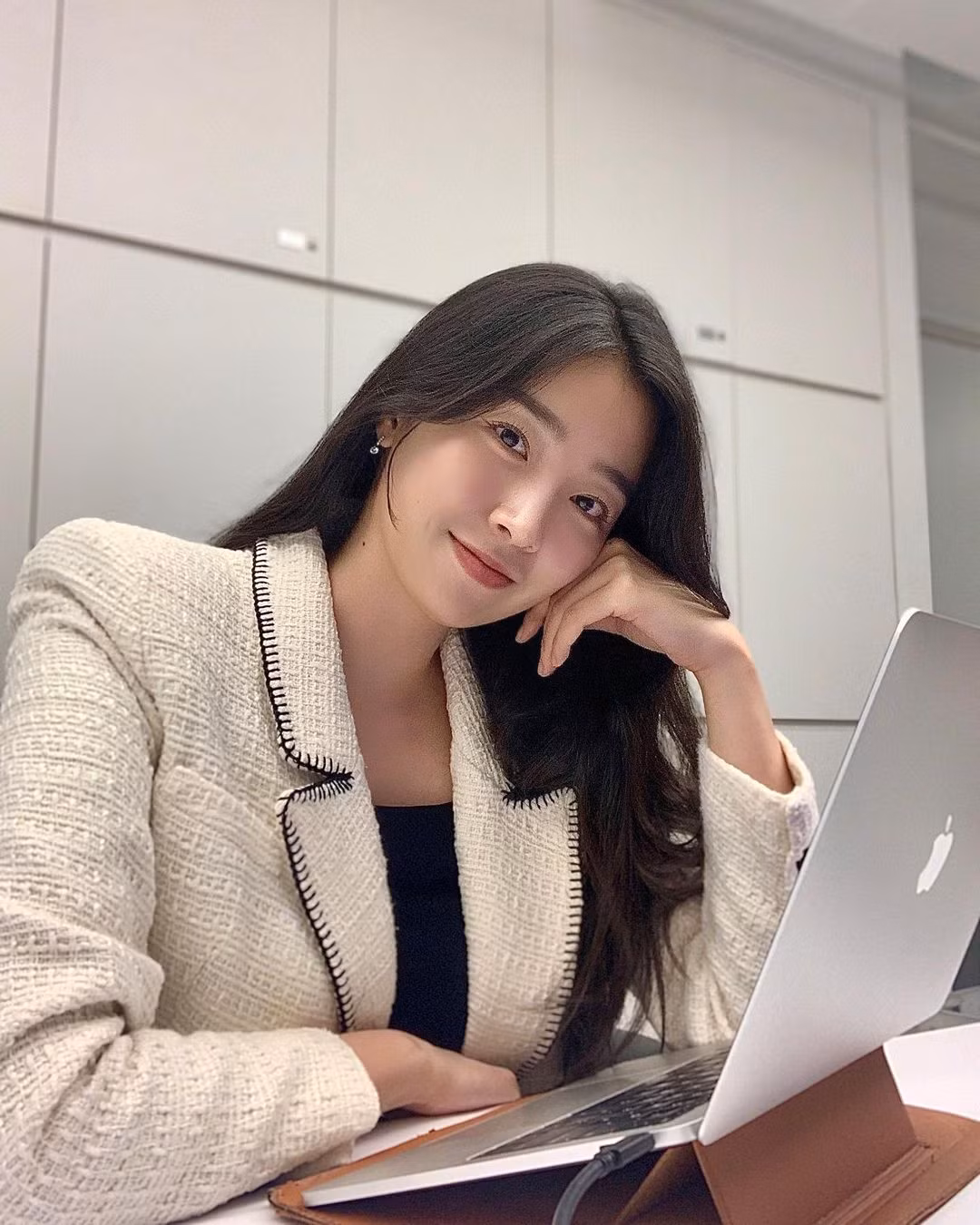 Trong cuộc phỏng vấn gần đây với Asian Boss, khi nhớ lại khoảng thời gian bị chỉ trích, miệt thị ngoại hình, Kim Soo Min rơi nước mắt. Hoa hậu Hàn Quốc 2018 kể cô bị nhiều người tràn vào trang cá nhân, gửi những tin nhắn như: "Gì mà trông như ngoài 30 tuổi vậy?", "Chị gái tôi còn xinh hơn nhiều", "Bà hàng xóm kế bên nhà tôi còn đẹp hơn", "Không hề xứng với danh hiệu này đâu"...