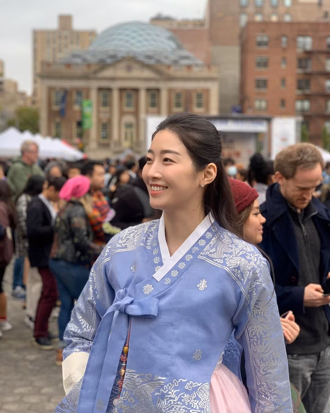 Kim Soo Mi diện hanbok - trang phục truyền thống của Hàn Quốc - giữa trời Tây.