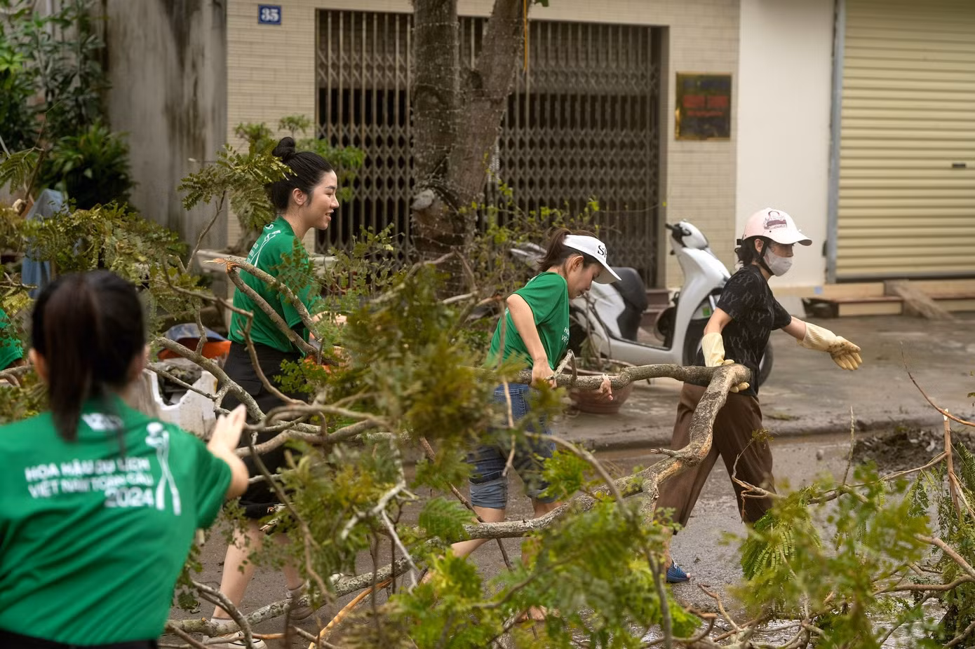 Thí sinh cùng người dân dọn cây sau bão ở Hải Phòng.