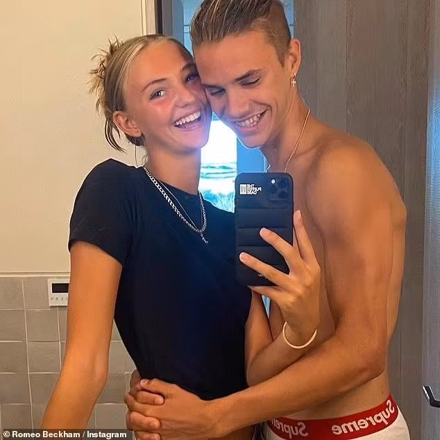 Romeo Beckham và Mia Regan yêu nhau ba năm trước khi chia tay.